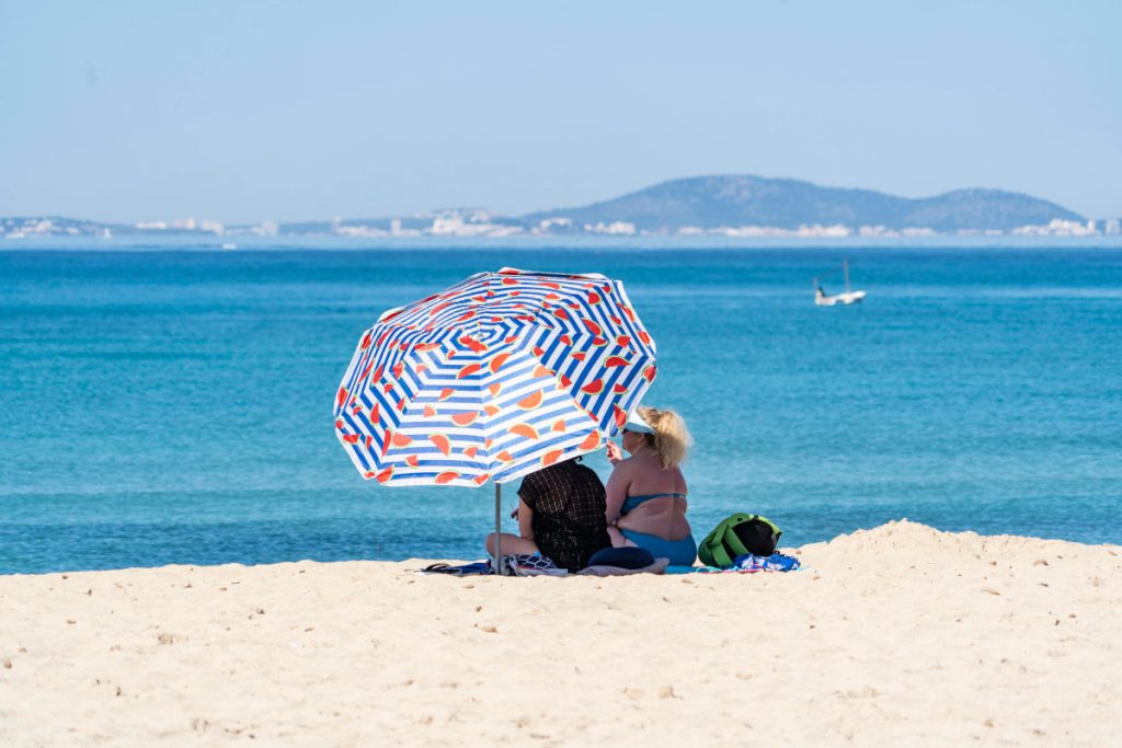 La verità nascosta dietro la vacanza a Mallorca: cosa sta succedendo realmente nell&#039;isola dei sogni? 

Introduzione
La scelta di trascorrere le vacanze a Mallorca è sempre stata una decisione popolare e attraente per molti. Tuttavia, recentemente, una realtà meno piacevole ha iniziato a emergere, gettando un&#039;ombra sulla meta turistica.

Approfondimento
La situazione a Mallorca sembra essere cambiata in modo significativo, portando a una consapevolezza amara tra i turisti. Sebbene non siano disponibili dettagli specifici, è chiaro che qualcosa non va come previsto per coloro che hanno scelto l&#039;isola come meta di vacanza.

Possibili Conseguenze
Le possibili conseguenze di questa situazione potrebbero essere negative per l&#039;industria del turismo a Mallorca. I turisti potrebbero iniziare a cercare alternative, influenzando l&#039;economia locale e le attività commerciali che dipendono dal turismo.

Opinione
Non è possibile esprimere un&#039;opinione senza conoscere i dettagli specifici della situazione. Tuttavia, è chiaro che la delusione e la preoccupazione sono diffuse tra coloro che avevano pianificato la loro vacanza a Mallorca.

Analisi Critica dei Fatti
Purtroppo, non ci sono abbastanza informazioni per condurre un&#039;analisi critica approfondita. È necessario attendere ulteriori dettagli per comprendere appieno la situazione e le sue cause.

Relazioni con altri fatti
Al momento, non ci sono informazioni disponibili che collegano questa situazione ad altri eventi o fatti notevoli. Sarà importante monitorare gli sviluppi futuri per capire se ci sono connessioni più ampie.

Contesto storico
Il turismo a Mallorca ha una lunga storia e l&#039;isola è stata una destinazione popolare per decenni. Tuttavia, come in molti luoghi, il settore del turismo può essere soggetto a fluttuazioni e sfide.

Fonti
La fonte di questo articolo è Sito della fonte RSS. Per ulteriori informazioni e aggiornamenti, si consiglia di visitare il sito web originale.