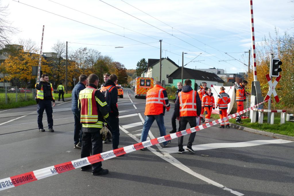 Incidente Mortale a Hennef: Una Persona Investita da un Treno Suburbano in NRW