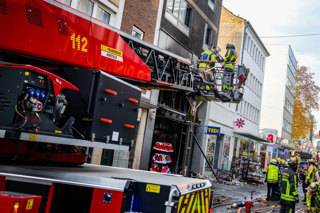 Incendio devastante in negozio a Krefeld: donna di 60 anni lotta per la vita