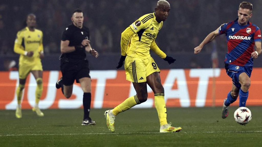 Fenerbahçe pareggia 0-0 con il Viktoria Plzen nella UEFA Europa League: controversia sull&#039;arbitraggio e impatto sulla classifica