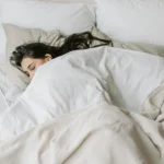 Dormire su un fianco può alterare la forma del viso e causare rughe permanenti