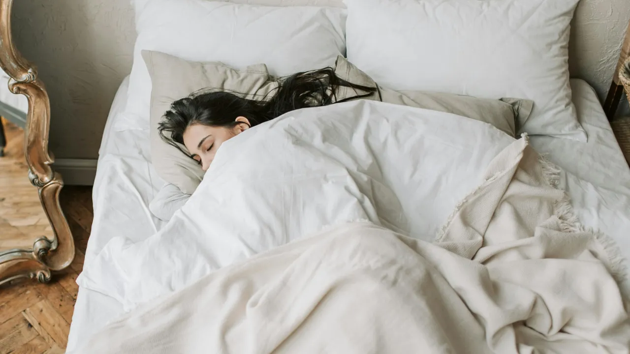 Dormire su un fianco può alterare la forma del viso e causare rughe permanenti