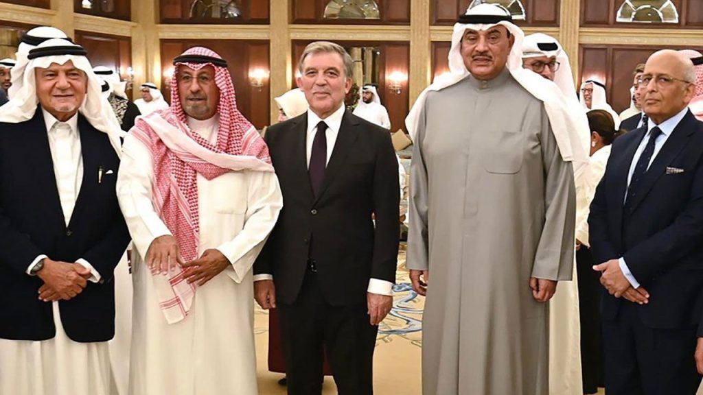 Uzun süredir ortalarda yoktu! Eski Cumhurbaşkanı Abdullah Gül ile eşi Körfez ülkesinde ortaya çıktı