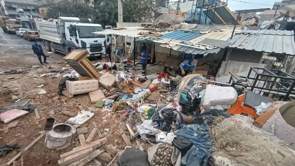 Mersin: 10 camion di rifiuti raccolti in una casa del quartiere Müfide İlhan