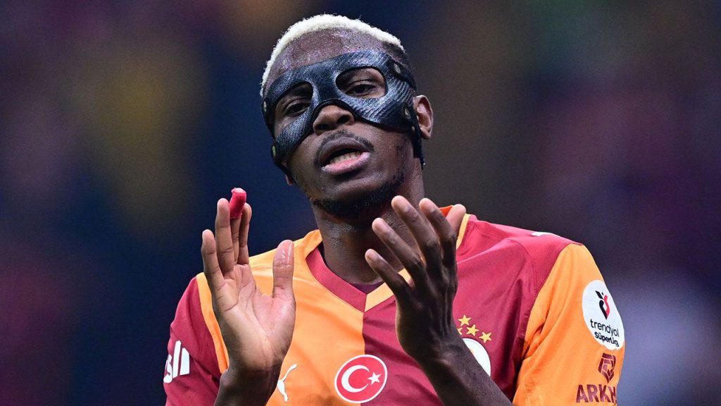 La confessione emozionale di Victor Osimhen: il legame indissolubile con il Galatasaray

Introduzione
Victor Osimhen, il talentuoso attaccante nigeriano del Galatasaray, ha fatto una confessione emozionale riguardo alla sua esperienza con il club turco. In un&#039;intervista, Osimhen ha parlato dei suoi obiettivi nella Champions League, nella Süper Lig e nella sua carriera, sottolineando il forte legame che ha instaurato con il Galatasaray.

La confessione di Osimhen
Osimhen, che ha solo 26 anni, ha espresso il suo amore per il club, affermando: &quot;Questo club lo amo realmente. Sarò sempre pronto a combattere per il Galatasaray, sia nei giorni buoni che in quelli cattivi.&quot; Queste parole testimoniano la profonda dedizione e il senso di appartenenza che Osimhen ha sviluppato nei confronti del Galatasaray.

Approfondimento
La dichiarazione di Osimhen rivela non solo la sua passione per il gioco, ma anche il suo impegno verso il club e i suoi tifosi. Il suo legame con il Galatasaray sembra essere basato su una profonda stima e rispetto, elementi che sono fondamentali per il successo di qualsiasi squadra.

Possibili Conseguenze
Le parole di Osimhen potrebbero avere un impatto positivo sulla squadra e sui suoi sostenitori, poiché trasmettono un messaggio di unità e determinazione. La sua dedizione potrebbe ispirare gli altri giocatori e rafforzare lo spirito di squadra, elemento essenziale per raggiungere gli obiettivi nella Champions League e nella Süper Lig.

Opinione
È difficile non essere colpiti dalla sincerità e dalla passione di Osimhen. La sua confessione emozionale è un esempio di come il calcio possa creare legami profondi tra i giocatori, il club e i tifosi. La sua dichiarazione di amore per il Galatasaray è un promemoria del fatto che, oltre alle competizioni e ai risultati, il calcio è anche una questione di cuore e di passione.

Analisi Critica dei Fatti
La dichiarazione di Osimhen può essere vista come un riflesso della sua personalità e del suo carattere. La sua capacità di esprimere i suoi sentimenti in modo così aperto e sincero è un segno di maturità e di autenticità. Inoltre, la sua dedizione al Galatasaray potrebbe essere un fattore chiave nel suo successo personale e nella sua carriera.

Relazioni con altri fatti
La confessione di Osimhen si inserisce nel contesto più ampio della sua carriera e della sua esperienza con il Galatasaray. La sua dichiarazione di amore per il club potrebbe essere collegata ai suoi obiettivi personali e alla sua ambizione di raggiungere il successo nella Champions League e nella Süper Lig.

Contesto storico
Il Galatasaray è uno dei club più storici e prestigiosi della Turchia, con una lunga tradizione di successi e di passione. La dichiarazione di Osimhen si inserisce in questo contesto, riflettendo la profonda stima e il rispetto che il club e i suoi tifosi hanno per i loro giocatori.

Fonti
La fonte di questo articolo è Habertürk. L&#039;articolo originale può essere trovato al link sopra indicato.