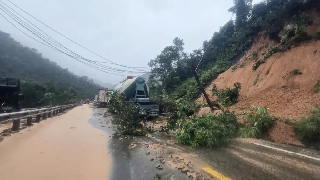 Incidente stradale in Vietnam: autobus colpito da camion, 6 morti e 19 feriti