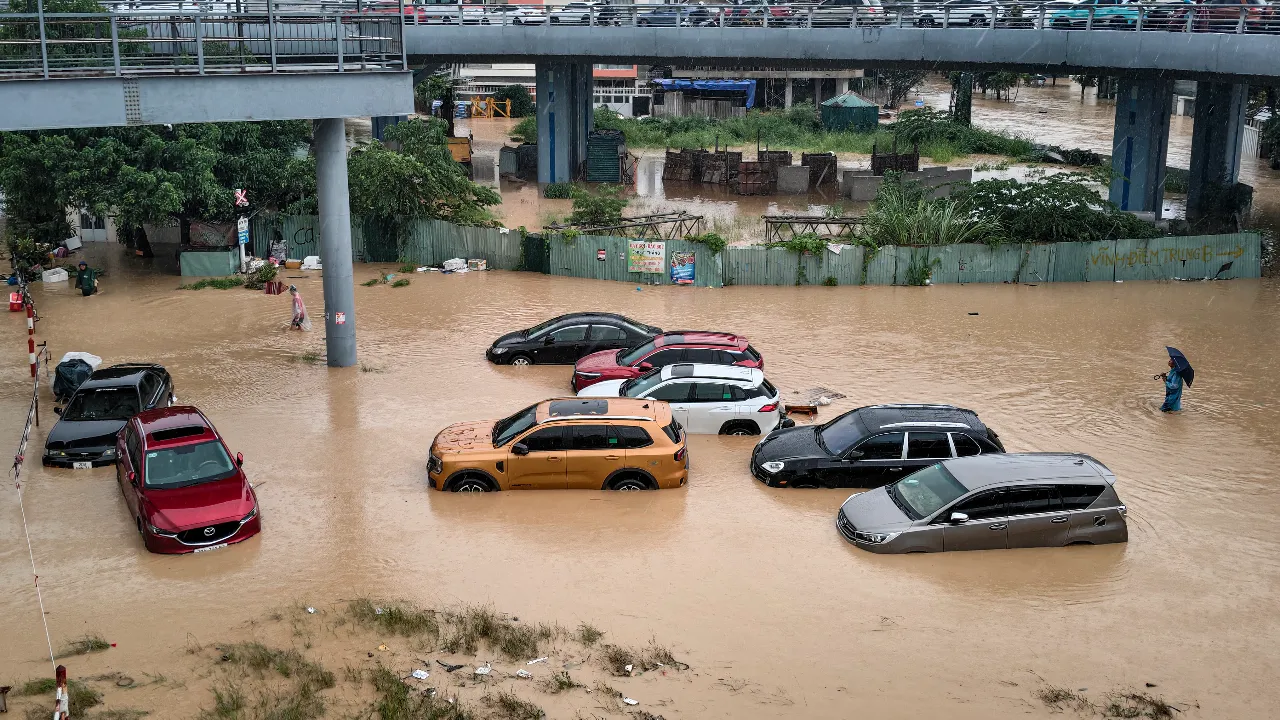 Vietnam: 16 morti per alluvioni e frane, ponte Phu Thien crolla