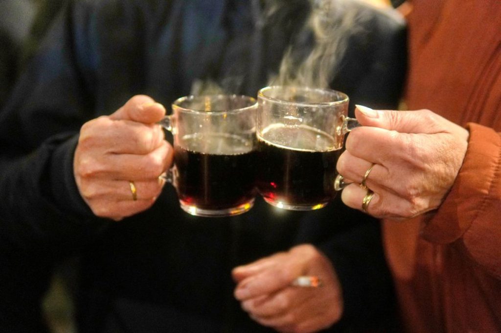 Chiusura definitiva di un mercatino di Natale tedesco a causa di problemi finanziari: le reazioni dei visitatori e le possibili conseguenze per la comunità locale