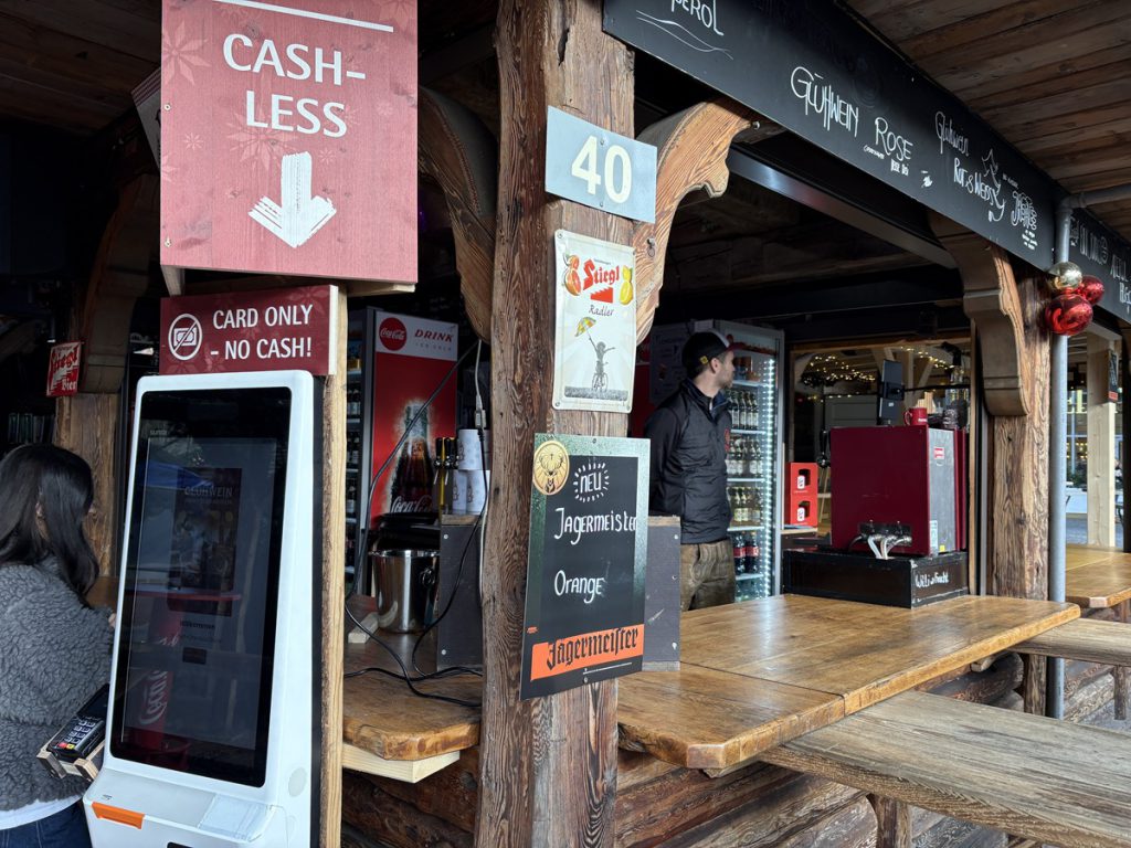 Nuovo metodo di pagamento al chiosco di vin brulé del Centro-Weihnachtsmarkt di Oberhausen