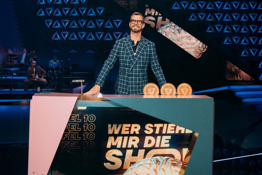 Olli Schulz rende caotico “Wer stiehlt mir die Show?” e deride Joko in uno spettacolo del Kiez