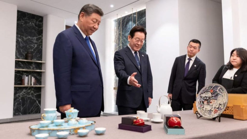 Dono diplomatico o mossa strategica: il Presidente cinese Xi Jinping regala smartphone Xiaomi al leader della Corea del Sud Lee Jae Myung con un messaggio enigmatico