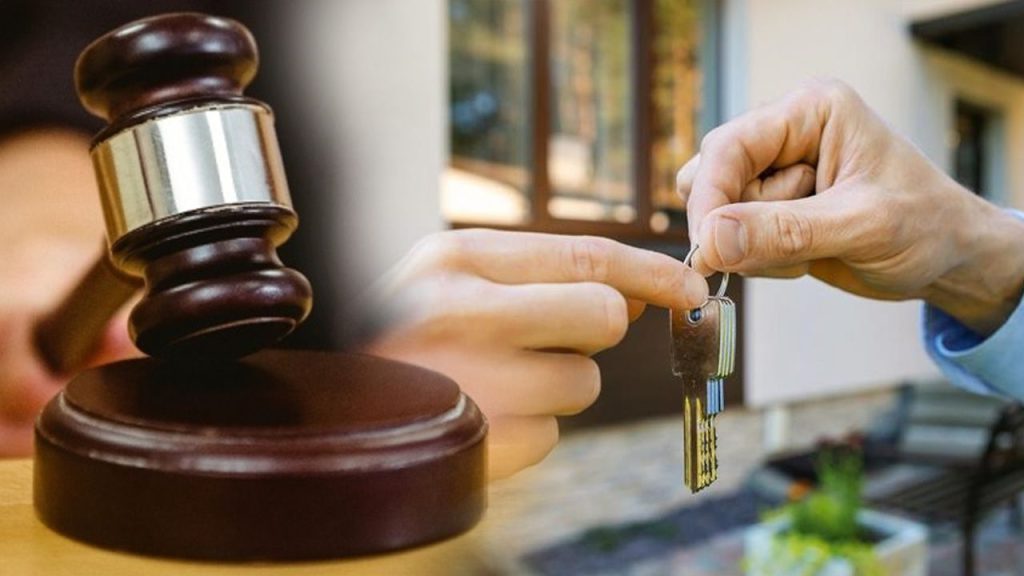 La Corte di Cassazione Turca Stabilisce un Importante Precedente nel Diritto degli Affitti: I Proprietari Non Possono Costringere i Locatari a Lasciare l&#039;Immabile Prima della Scadenza del Contratto 

Introduzione
La Corte di Cassazione, 3ª Sezione Civile, ha annullato la sentenza emessa in un caso di procedimento di sfratto avviato prima della scadenza del contratto di locazione. Questa decisione sottolinea che i proprietari non possono costringere i locatari a lasciare l&#039;immobile prima della scadenza del contratto, adducendo come motivazione il loro &quot;bisogno&quot;, e rappresenta un precedente importante nel diritto degli affitti.

Approfondimento
La sentenza della Corte di Cassazione ribadisce il principio che i contratti di locazione debbano essere rispettati fino alla loro scadenza naturale, a meno che non si verifichino condizioni specifiche che ne giustifichino la risoluzione anticipata. Ciò significa che i locatari hanno il diritto di rimanere nell&#039;immobile fino alla fine del contratto, senza timore di essere sfrattati senza un valido motivo.

Possibili Conseguenze
Questa decisione potrebbe avere importanti conseguenze per i locatari e i proprietari in Turchia. I locatari potrebbero sentirsi più sicuri nel loro diritto di occupare l&#039;immobile per tutta la durata del contratto, mentre i proprietari potrebbero dover rivedere le loro strategie per gestire le proprietà e i rapporti con i locatari.

Opinione
La decisione della Corte di Cassazione è un passo importante per tutelare i diritti dei locatari e garantire che i contratti di locazione siano rispettati. Tuttavia, è anche importante considerare le esigenze dei proprietari e trovare un equilibrio tra i diritti di entrambe le parti.

Analisi Critica dei Fatti
La sentenza emessa dalla Corte di Cassazione si basa su una interpretazione rigorosa del diritto degli affitti e sottolinea l&#039;importanza di rispettare i contratti fino alla loro scadenza naturale. Ciò dimostra che il sistema giudiziario turco è impegnato a proteggere i diritti dei locatari e a garantire che i rapporti tra locatari e proprietari siano regolati da norme chiare e giuste.

Relazioni con altri fatti
Questa decisione si inserisce nel più ampio contesto del diritto degli affitti in Turchia e potrebbe avere implicazioni per altri casi simili. È importante considerare come questa sentenza potrebbe influenzare le future decisioni giudiziarie e come potrebbe essere utilizzata come precedente in altri procedimenti.

Utilità pratica
Per i locatari, questa decisione offre una maggiore sicurezza e stabilità, poiché possono essere certi che i loro diritti saranno protetti fino alla scadenza del contratto. Per i proprietari, è importante essere consapevoli di questa sentenza e pianificare di conseguenza, considerando le possibili conseguenze di azioni premature per lo sfratto.

Contesto storico
La legislazione sugli affitti in Turchia ha subito diverse modifiche nel corso degli anni, con l&#039;obiettivo di bilanciare i diritti dei locatari e dei proprietari. Questa decisione della Corte di Cassazione rappresenta un ulteriore passo verso la tutela dei diritti dei locatari e la stabilizzazione del mercato degli affitti.

Fonti
La fonte di questo articolo è Hurriyet. Per ulteriori informazioni, si prega di visitare il sito web ufficiale della Corte di Cassazione o di consultare le fonti giuridiche turche.