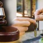 La Corte di Cassazione Turca Stabilisce un Importante Precedente nel Diritto degli Affitti: I Proprietari Non Possono Costringere i Locatari a Lasciare l'Immabile Prima della Scadenza del Contratto 

Introduzione
La Corte di Cassazione, 3ª Sezione Civile, ha annullato la sentenza emessa in un caso di procedimento di sfratto avviato prima della scadenza del contratto di locazione. Questa decisione sottolinea che i proprietari non possono costringere i locatari a lasciare l'immobile prima della scadenza del contratto, adducendo come motivazione il loro "bisogno", e rappresenta un precedente importante nel diritto degli affitti.

Approfondimento
La sentenza della Corte di Cassazione ribadisce il principio che i contratti di locazione debbano essere rispettati fino alla loro scadenza naturale, a meno che non si verifichino condizioni specifiche che ne giustifichino la risoluzione anticipata. Ciò significa che i locatari hanno il diritto di rimanere nell'immobile fino alla fine del contratto, senza timore di essere sfrattati senza un valido motivo.

Possibili Conseguenze
Questa decisione potrebbe avere importanti conseguenze per i locatari e i proprietari in Turchia. I locatari potrebbero sentirsi più sicuri nel loro diritto di occupare l'immobile per tutta la durata del contratto, mentre i proprietari potrebbero dover rivedere le loro strategie per gestire le proprietà e i rapporti con i locatari.

Opinione
La decisione della Corte di Cassazione è un passo importante per tutelare i diritti dei locatari e garantire che i contratti di locazione siano rispettati. Tuttavia, è anche importante considerare le esigenze dei proprietari e trovare un equilibrio tra i diritti di entrambe le parti.

Analisi Critica dei Fatti
La sentenza emessa dalla Corte di Cassazione si basa su una interpretazione rigorosa del diritto degli affitti e sottolinea l'importanza di rispettare i contratti fino alla loro scadenza naturale. Ciò dimostra che il sistema giudiziario turco è impegnato a proteggere i diritti dei locatari e a garantire che i rapporti tra locatari e proprietari siano regolati da norme chiare e giuste.

Relazioni con altri fatti
Questa decisione si inserisce nel più ampio contesto del diritto degli affitti in Turchia e potrebbe avere implicazioni per altri casi simili. È importante considerare come questa sentenza potrebbe influenzare le future decisioni giudiziarie e come potrebbe essere utilizzata come precedente in altri procedimenti.

Utilità pratica
Per i locatari, questa decisione offre una maggiore sicurezza e stabilità, poiché possono essere certi che i loro diritti saranno protetti fino alla scadenza del contratto. Per i proprietari, è importante essere consapevoli di questa sentenza e pianificare di conseguenza, considerando le possibili conseguenze di azioni premature per lo sfratto.

Contesto storico
La legislazione sugli affitti in Turchia ha subito diverse modifiche nel corso degli anni, con l'obiettivo di bilanciare i diritti dei locatari e dei proprietari. Questa decisione della Corte di Cassazione rappresenta un ulteriore passo verso la tutela dei diritti dei locatari e la stabilizzazione del mercato degli affitti.

Fonti
La fonte di questo articolo è Hurriyet. Per ulteriori informazioni, si prega di visitare il sito web ufficiale della Corte di Cassazione o di consultare le fonti giuridiche turche.