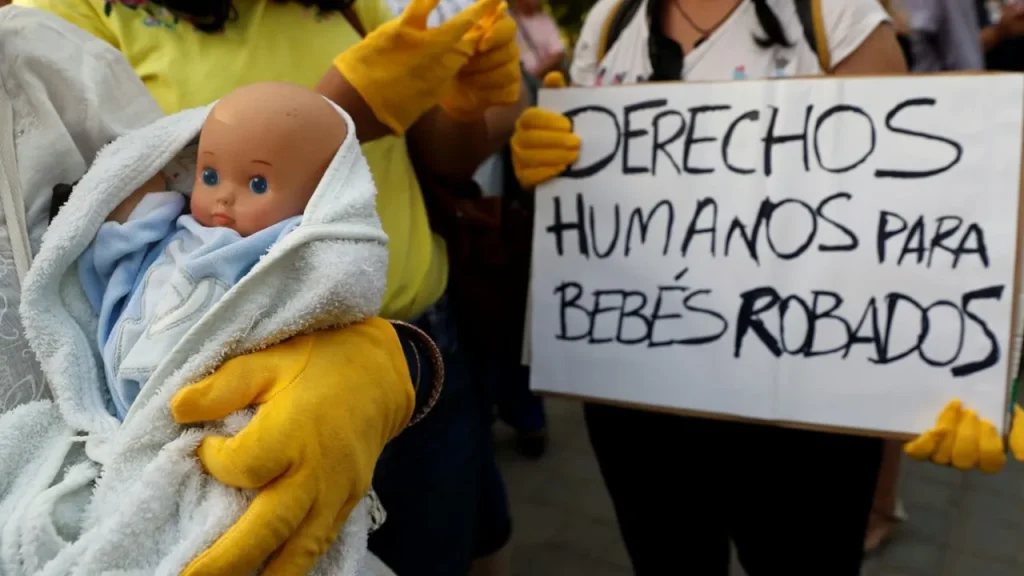 Polizia scopre accordo di vendita di neonato a coppia senza figli per 3.000 euro in Andalusia