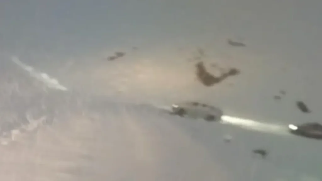 Soldato Mehmetçik libera veicoli bloccati dalla neve a Yüksekova