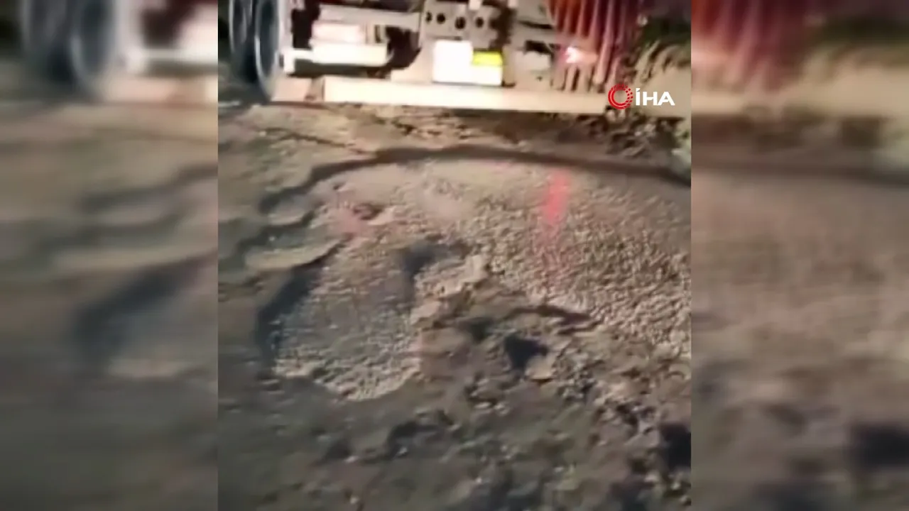 Autista versa calcestruzzo sulla strada: risposta scortese e azienda pronta a pagare la multa