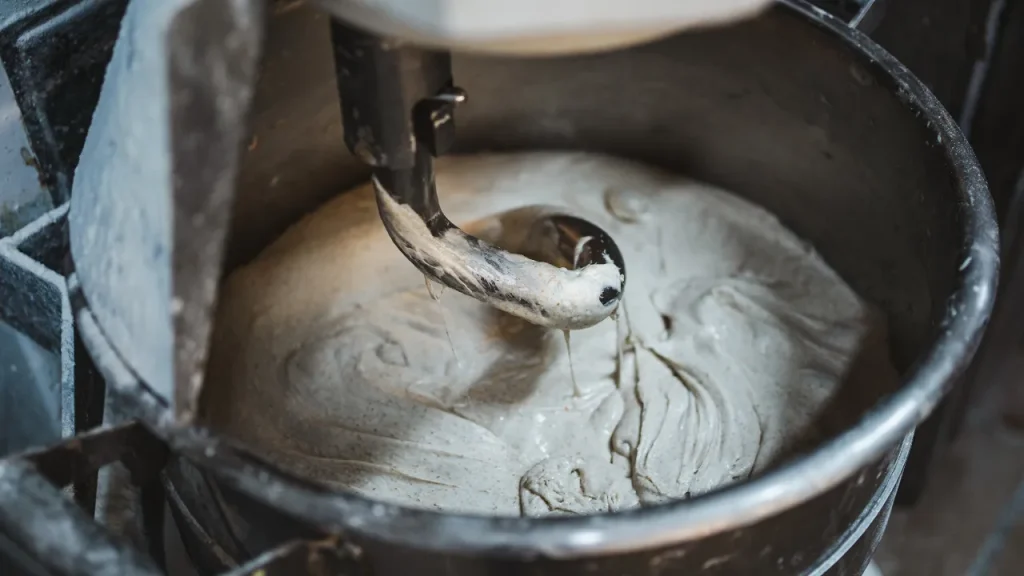 Incidente tragico in panetteria: una donna muore soffocata da una sciarpa impigliata in una macchina per impastare il pane