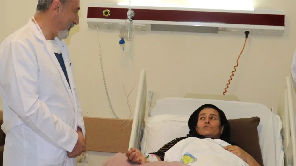 Rimozione chirurgica di un tumore addominale di 15 kg: la paziente recupera la mobilità